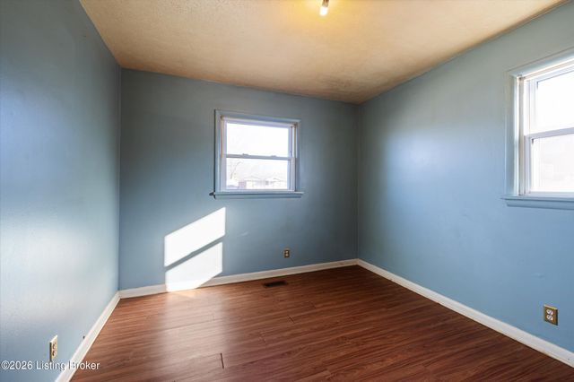 3802 Oakleaf Ln, Louisville, KY 40219