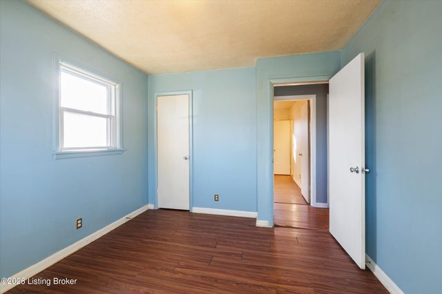 3802 Oakleaf Ln, Louisville, KY 40219