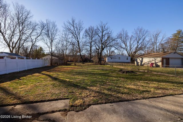 3802 Oakleaf Ln, Louisville, KY 40219