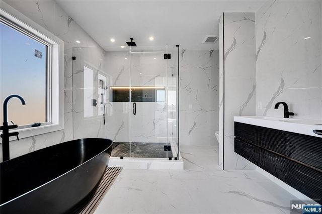 1522 11th Street, Fort Lee, NJ 07024