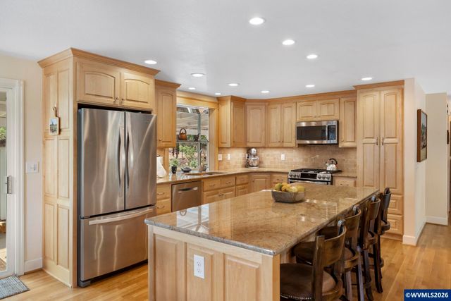 192 NW Canyon Dr, Dundee, OR 97115