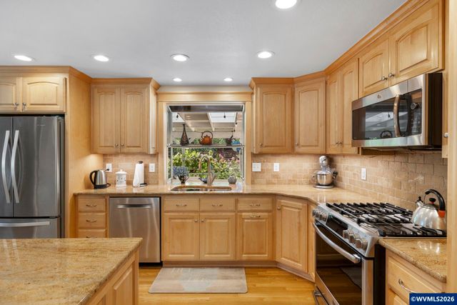 192 NW Canyon Dr, Dundee, OR 97115