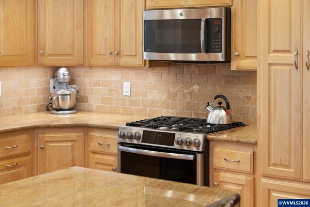 192 NW Canyon Dr, Dundee, OR 97115