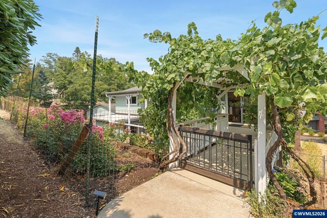 192 NW Canyon Dr, Dundee, OR 97115