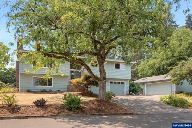192 NW Canyon Dr, Dundee, OR 97115