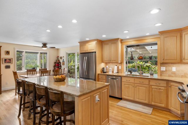 192 NW Canyon Dr, Dundee, OR 97115
