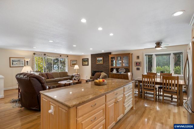 192 NW Canyon Dr, Dundee, OR 97115