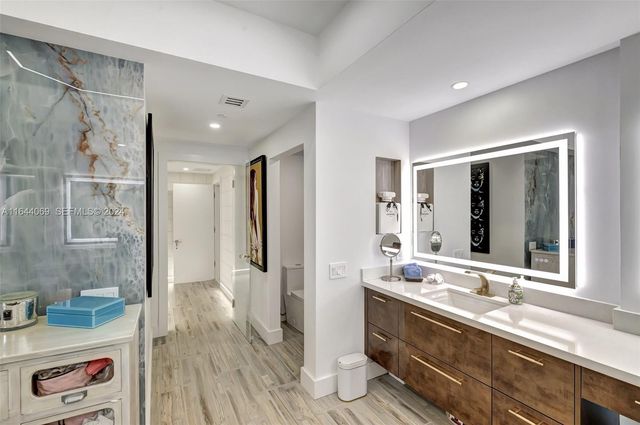 21200 Point Place 1204, Aventura, FL 33180