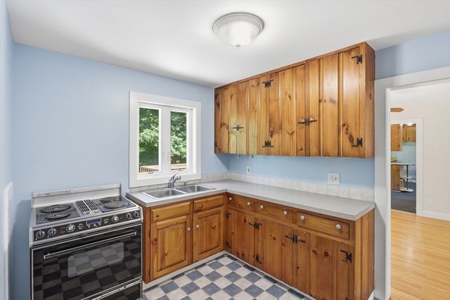 983 Rindge Rd, Fitchburg, MA 01420
