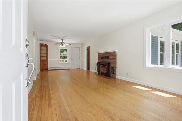 983 Rindge Rd, Fitchburg, MA 01420
