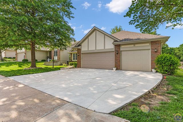 6400 SW Castle LN, Topeka, KS 66614
