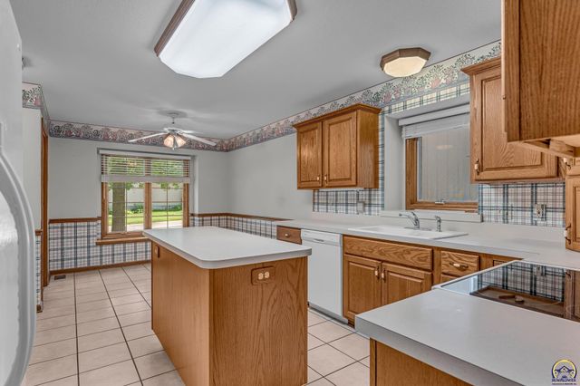 6400 SW Castle LN, Topeka, KS 66614