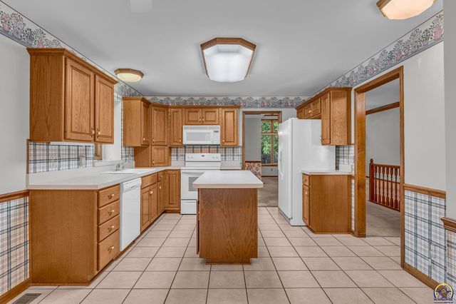 6400 SW Castle LN, Topeka, KS 66614