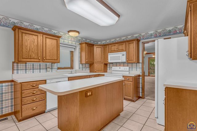 6400 SW Castle LN, Topeka, KS 66614