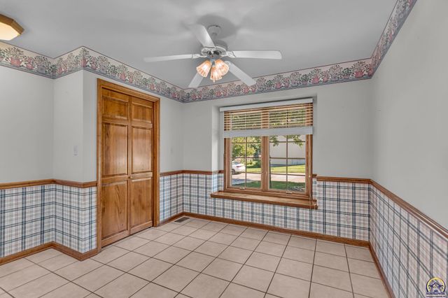 6400 SW Castle LN, Topeka, KS 66614