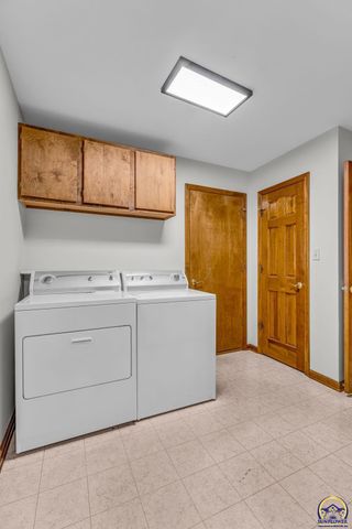 6400 SW Castle LN, Topeka, KS 66614