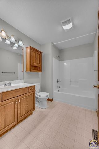 6400 SW Castle LN, Topeka, KS 66614