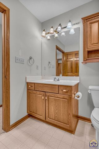 6400 SW Castle LN, Topeka, KS 66614