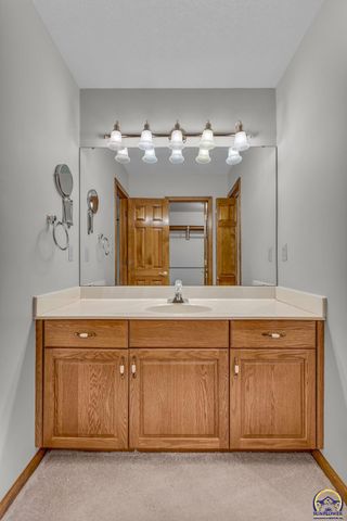 6400 SW Castle LN, Topeka, KS 66614