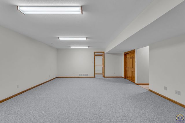 6400 SW Castle LN, Topeka, KS 66614