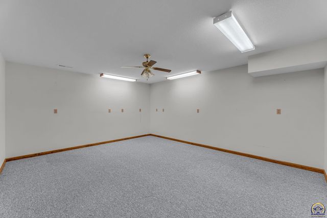 6400 SW Castle LN, Topeka, KS 66614