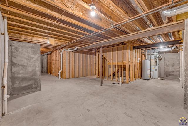 6400 SW Castle LN, Topeka, KS 66614