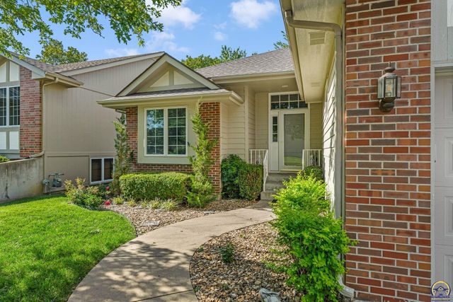 6400 SW Castle LN, Topeka, KS 66614