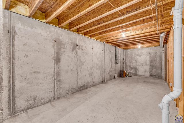 6400 SW Castle LN, Topeka, KS 66614
