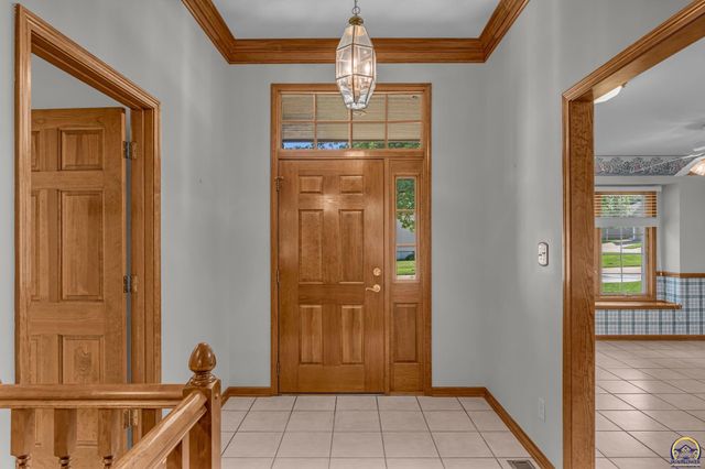 6400 SW Castle LN, Topeka, KS 66614