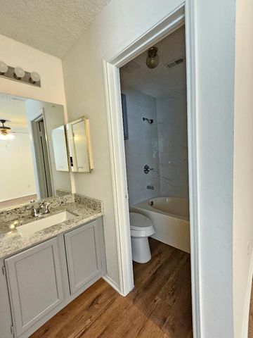 863 Valleybrooke Drive, Arlington, TX 76001