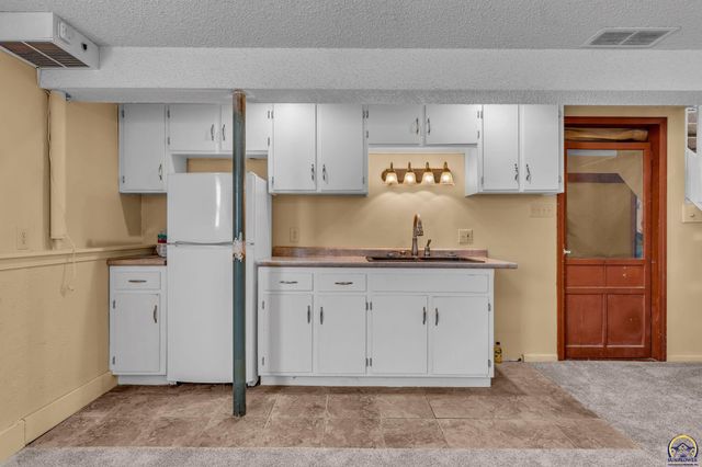 3708 SW 35th ST, Topeka, KS 66614