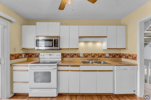 3708 SW 35th ST, Topeka, KS 66614