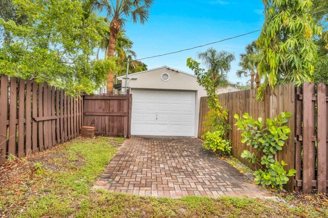 1219 N Lakeside Drive, Lake Worth Beach, FL 33460
