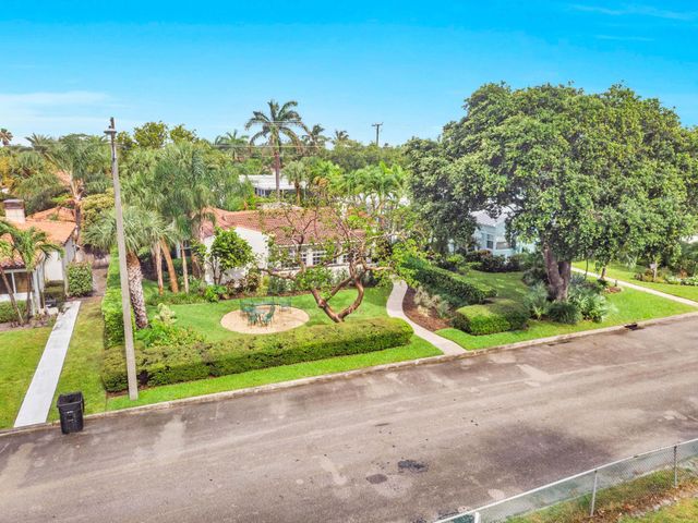 1219 N Lakeside Drive, Lake Worth Beach, FL 33460