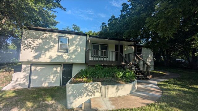 405 S BELLEMERE Road, Blue Springs, MO 64015