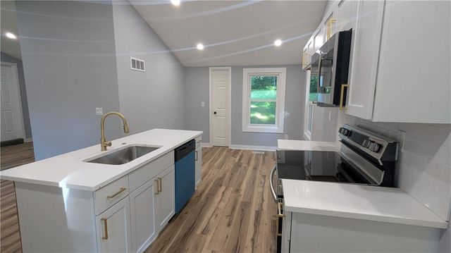 405 S BELLEMERE Road, Blue Springs, MO 64015