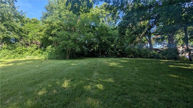 405 S BELLEMERE Road, Blue Springs, MO 64015