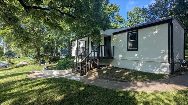 405 S BELLEMERE Road, Blue Springs, MO 64015