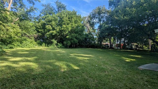 405 S BELLEMERE Road, Blue Springs, MO 64015