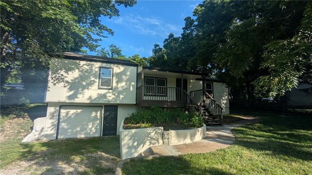 405 S BELLEMERE Road, Blue Springs, MO 64015