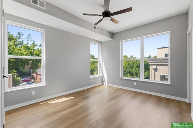 1026 S 33rd Street, Omaha, NE 68105