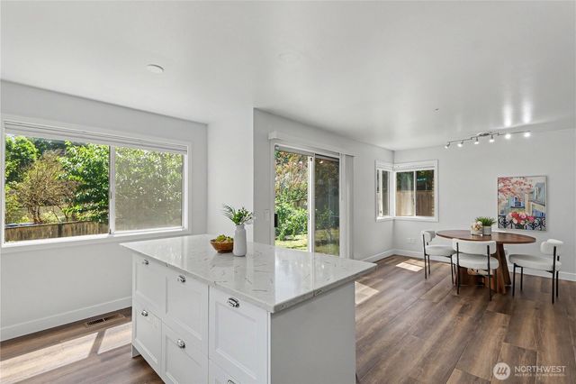 24305 SE 42nd Place, Sammamish, WA 98029