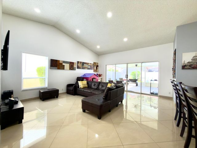 10189 Balsa Way, Palm Beach Gardens, FL 33410