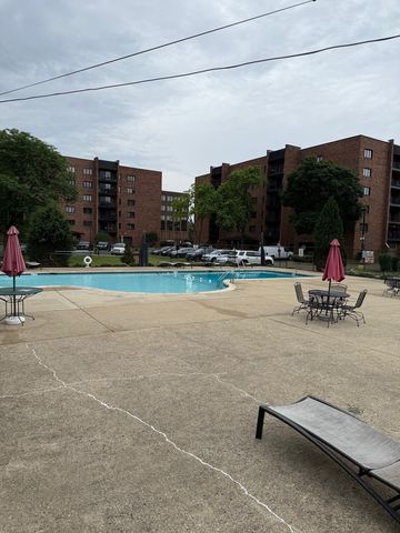 9377 Landings Lane 502, Des Plaines, IL 60016