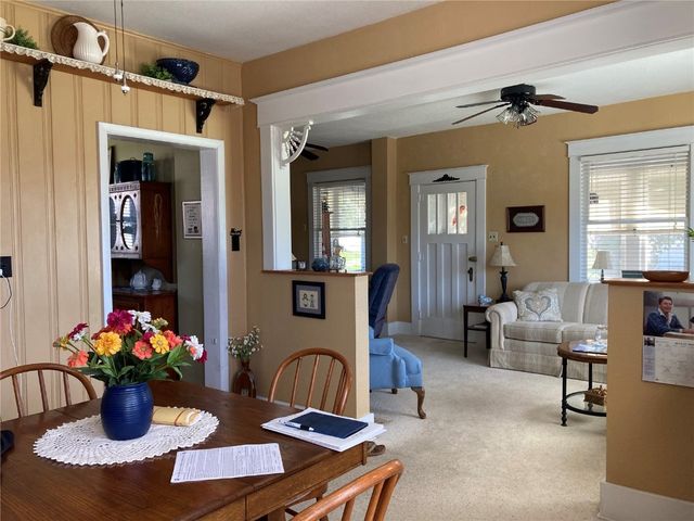 909 S 8th Avenue, Vinton, IA 52349