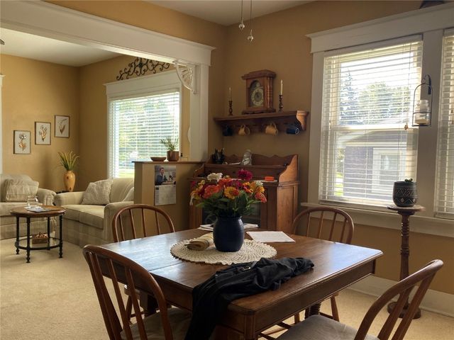 909 S 8th Avenue, Vinton, IA 52349