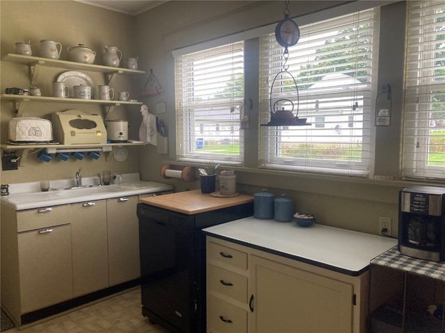 909 S 8th Avenue, Vinton, IA 52349