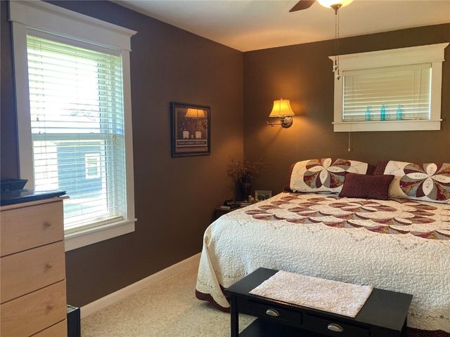 909 S 8th Avenue, Vinton, IA 52349