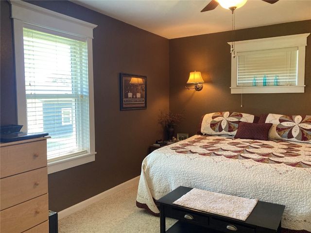 909 S 8th Avenue, Vinton, IA 52349