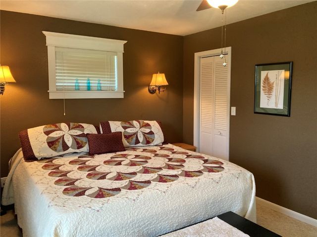 909 S 8th Avenue, Vinton, IA 52349